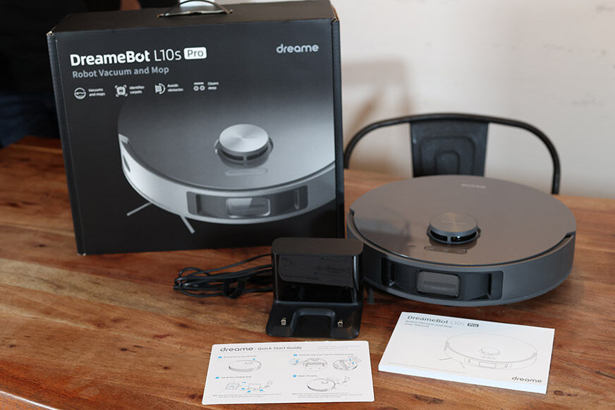 Der komplette Lieferumfang des Dreame L10s Pro ist zu sehen.